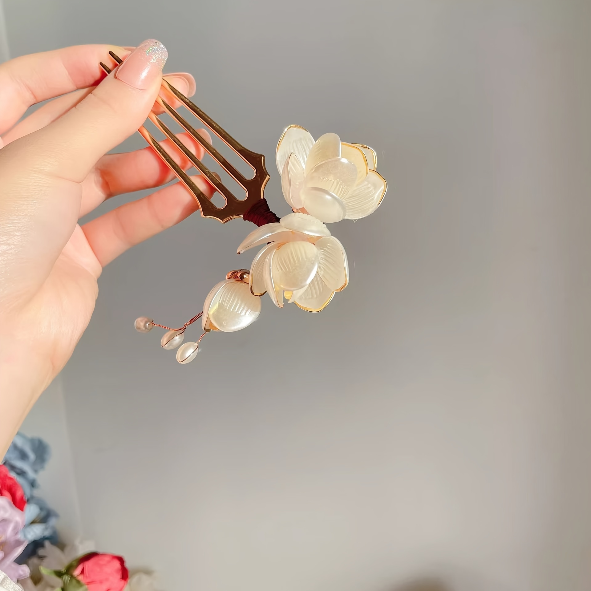 Women Accessories Wholesale - หวีผมลายดอกแมกโนเลียสไตล์จีน ประดับพู่มุก สีทองวินเทจ หวีสี่ซี่ สำหรับงานแต่งงาน ถ่ายภาพ